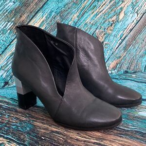 Antelope Black leather abstract booties